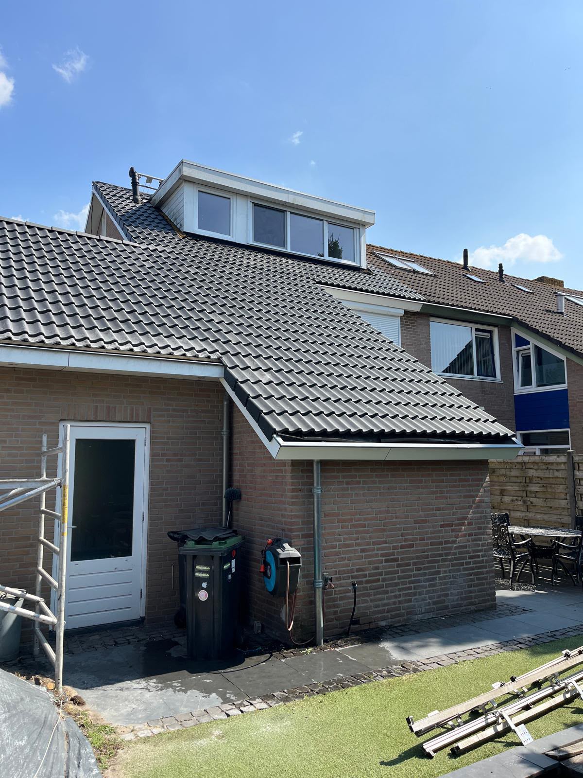 Bijgebouw met nieuw dak en nette daktrim