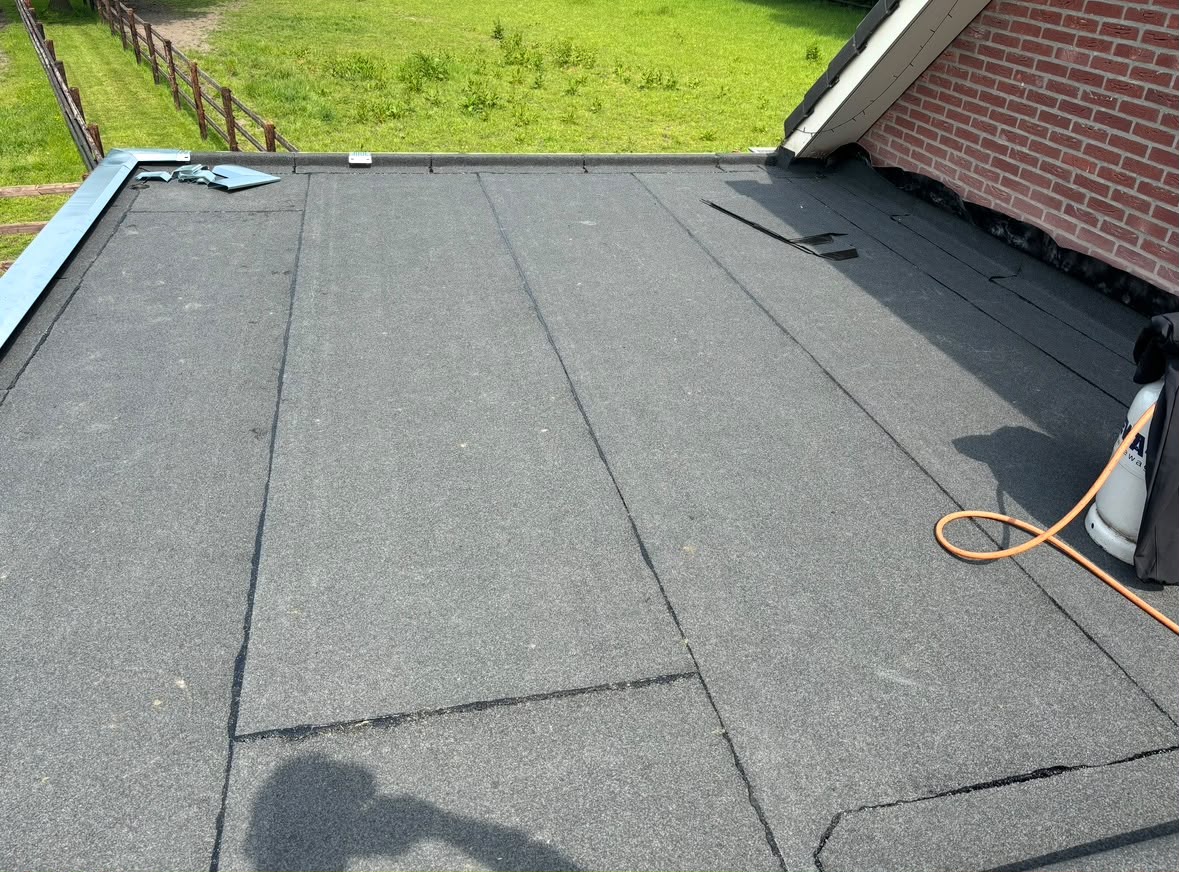 Bitumen plat dak met beginnende lekkageplekken