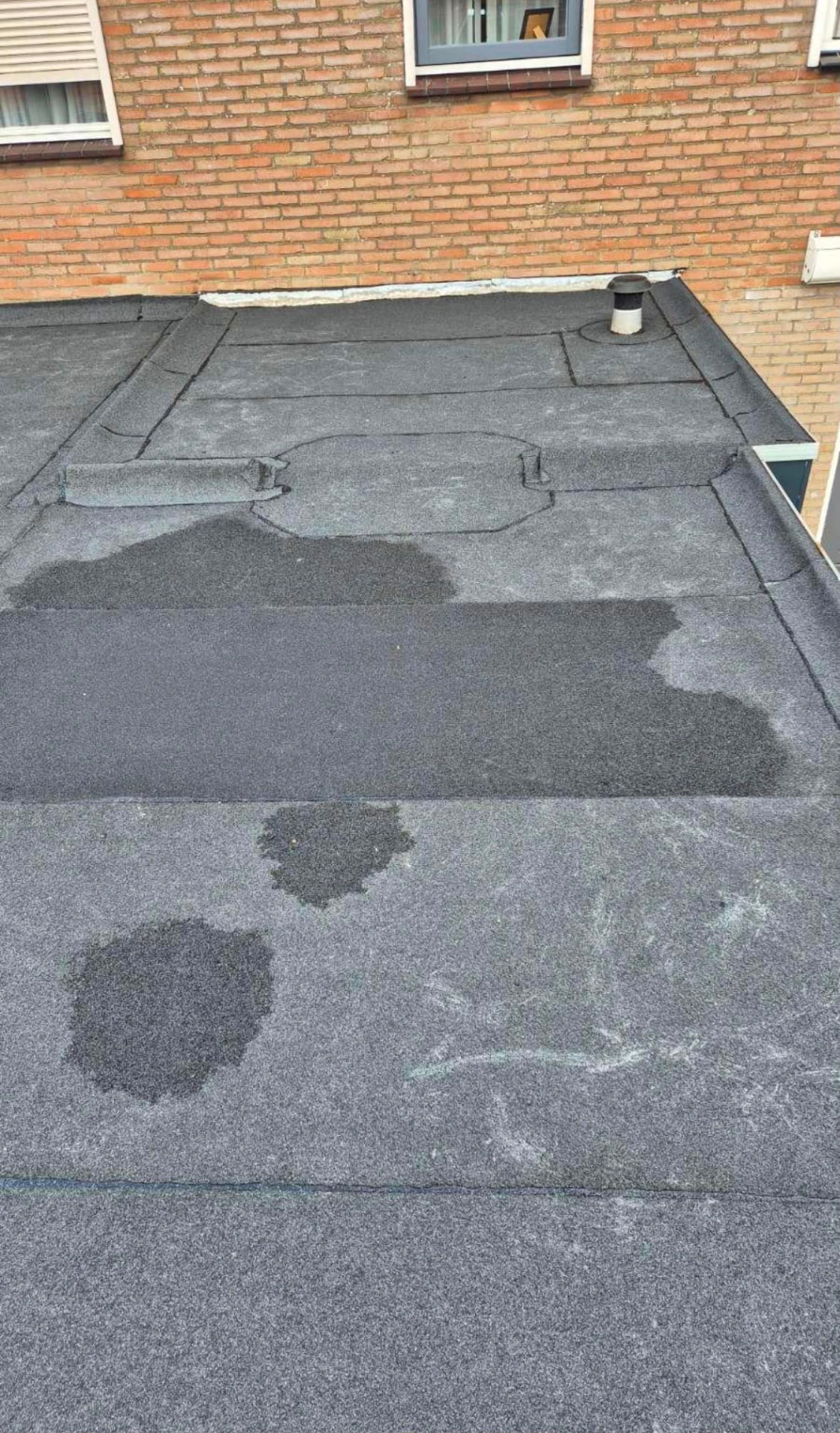 Afgewerkt bitumen dak met nette dakrand