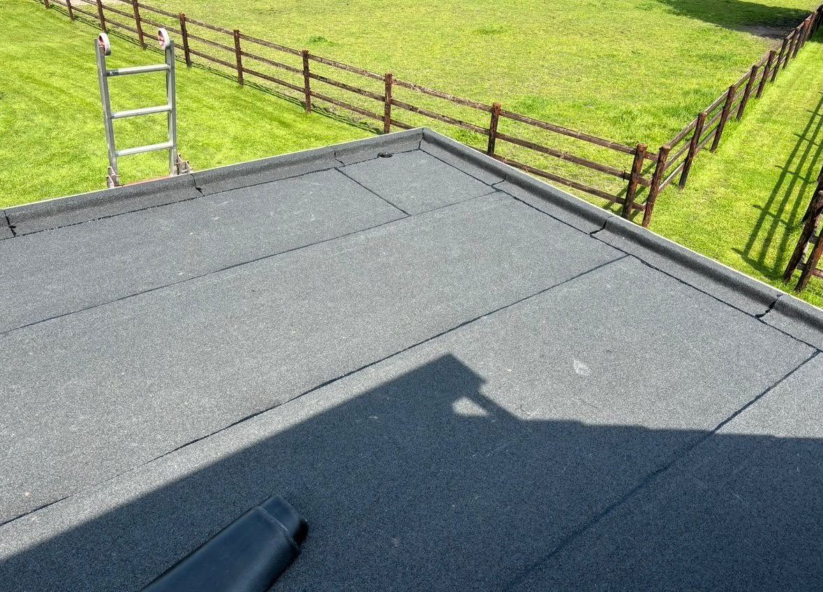 Dakdekker brandt bitumen dakbedekking aan met gasbrander